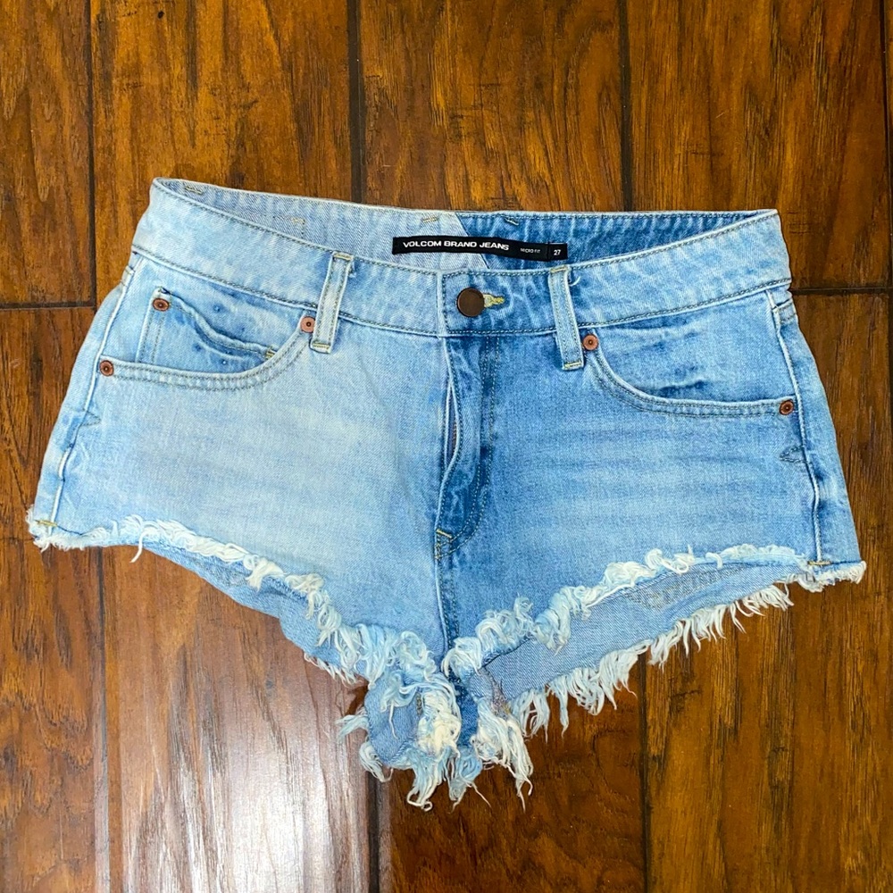 VOLCOM JEAN SHORT SHORTS